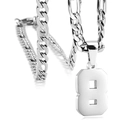 Détail d'un pendentif numéro 8 en acier inoxydable argenté avec une chaîne Figaro chic - Chiffre 8