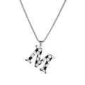 Vue détaillée du pendentif lettre M en acier inoxydable argenté avec motif de football - Collier Lettre M Football