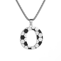 Détail macro du pendentif de football lettre O en acier inoxydable avec collier - Collier Lettre O Football