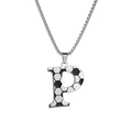 Vue détaillée du pendentif lettre P à motif de football en acier inoxydable argenté - Collier Lettre P Football