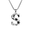 Vue détaillée du collier en acier inoxydable argenté avec pendentif S motif football - Collier Lettre S Football