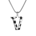Vue détaillée du pendentif lettre V en acier inoxydable avec motif nid d'abeille noir - Collier Lettre V Football