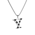 Détail macro du pendentif lettre Y en acier inoxydable argenté avec motif de football - Collier Lettre Y Football