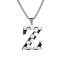Détail macro du pendentif lettre Z en acier inoxydable argenté avec motif football - Collier Lettre Z Football