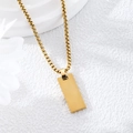 Minimalistische goldene rechteckige Halskette mit Box-Kette auf weißem Sockel präsentiert - Gold Rechteck Halskette