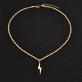 Modieuze gouden touwketting halsketting met een minimalistische geometrische bliksemhanger - Goud