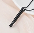 Vista de detalle de un colgante de silbato negro mate para meditación con cadena fina - Negro Cadena de Perlas