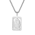 Detailopname van het zilveren vierkante medaillon met Maria-gravure en patroon - 60cm Mand Ketting / Staalkleur