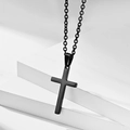 Detail van de matzwarte roestvrijstalen kruishanger aan een O-ketting met minimalistische finish - Zwart Klein 20*10MM (Met Ketting)