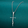 Gepolijst roestvrij staal kruis ketting met faith belettering op donker fluweel - Zwaard Kruis Halsketting