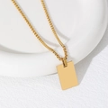 Dettaglio di un ciondolo rettangolare dorato su una catena veneziana lucida in acciaio - 22X15mm Rettangolo Con Catena Veneziana / Oro