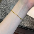 Minimalistisches Herz-Charm-Armband in Gold mit eleganter O-Gliederkette für Damen - Dreifaches Herz Armband