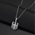 Gepolijste roestvrijstalen Duitse adelaarswapen hanger ketting op een zwart display - Zilver