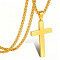 Detailopname van gouden kruishanger met zware tarweketting op een witte achtergrond - 60CM / Goud