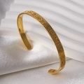 Makroaufnahme der 6mm goldenen C-Form Edelstahl Manschette mit gravierten Runen - Gold
