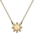 Detalle del colgante de sol dorado con rayos grabados y cadena de eslabones clásica - Collar Sol Oro