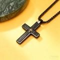 Colgante de cruz para hombre en acero inoxidable cepillado negro con detalle dorado y cadena - Collar de Plata con Cruz Oro Negro y Bordes Biselados