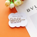 Dettaglio del fermaglio BOSS con strass di cristallo su cartoncino Fashion Jewelry - Stile BOSS Oro Rosa