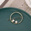 Dettaglio di un fermaglio per capelli tondo dorato con perle bianche su vassoio - Oro (B7201)