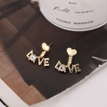 Detaillierte Nahaufnahme der vergoldeten LOVE-Ohrstecker mit Zirkon und Herz-Design-Elementen - Gold