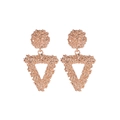 Detail von roségoldenen Dreiecksohrringen mit einer einzigartig gehämmerten Metallstruktur - Roségold