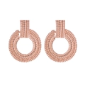 Dettaglio ravvicinato di orecchini a cerchio geometrici in oro rosa con trama a sfere di metallo - Oro rosa
