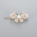 Dettaglio di un fermaglio per capelli a farfalla con perle bianche su base dorata chiara - Stile Farfalla (B8432)