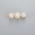 Dettaglio di tre cluster floreali di perle su un fermaglio geometrico dorato per capelli - Stile Tre Fiori (B8430)