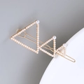 Detalle de pasador dorado con perlas en formas geométricas triangulares elegantes - Triángulo