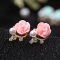 Eleganti orecchini a lobo con rose in resina rosa, perle bianche e strass su base dorata - Rosa (A5227)