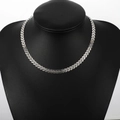 Collana a spina di pesce argento minimalista su supporto a busto nero da donna - Stile Lisca di Pesce (D2322) / Argento
