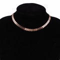 Elegante collana a spina di pesce in oro rosa presentata su un busto nero - Stile Lisca di Pesce (D2321) / Oro