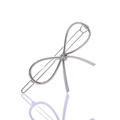 Gros plan d'une pince à cheveux minimaliste en métal argenté en forme de nœud évidé - Nœud Papillon Argenté (B7113)