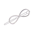 Gros plan d'une pince à cheveux argentée en forme d'infini avec une finition polie - Style Infini Argenté (B7327)