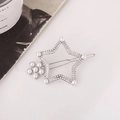 Detalle de un clip para el cabello con forma de estrella, perlas y marco plateado - Plateado, Estilo Perla (C2527)