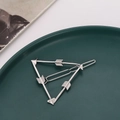 Minimalistische silberne Dreieck-Haarklammer mit Pfeildesign auf grünem Tablett - Silber