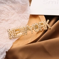 Pasador de pelo New York de moda con perlas blancas sobre una base de metal dorado - Estilo NEW YORK (Nueva York C4514)