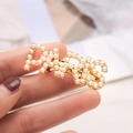 Pasador de pelo con letras Paris en metal dorado y perlas blancas para peinado elegante - Estilo PARIS (Blanco París C4519)