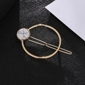 Fermaglio dorato minimalista con pietra in marmo bianco su elegante fondo nero - Stile Geometrico Rotondo (B7307)