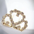 Vue macro d'un peigne à cheveux couronne dorée avec strass brillants pour mariées - Style Or (B8413)
