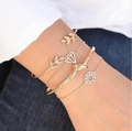 Ensemble de quatre bracelets dorés avec motif feuille et chaîne sur poignet femme - Ensemble de 4 Pièces (D4504)