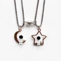 Colliers de couple astronaute avec pendentifs magnétiques lune et étoile bicolores - Chaîne Carrée Lune & Étoile Aimant Rond (Paire)