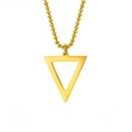 Collar de acero inoxidable dorado pulido con colgante de triángulo geométrico fondo blanco - Dorado