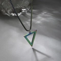 Collar con colgante de triángulo de acero inoxidable arcoíris y diseño geométrico - Iridiscente