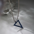 Détail d'un pendentif triangle bleu foncé minimaliste sur une chaîne à billes argentée - Bleu