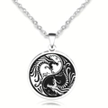 Dettaglio del ciondolo drago yin yang con smalto bianco e nero su catena in acciaio argento - cavo catena