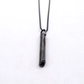 Primer plano de un colgante tubular de acero gris oscuro mate con cadena delgada - Estilo de Cadena de Serpiente / Negro
