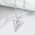 Minimalistische Halskette mit doppeltem Dreiecksanhänger aus silbernem Edelstahl - Stahlfarbenes Anhänger-Set / Silber