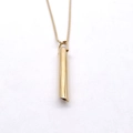 Collar de meditación en oro pulido con colgante cilíndrico sobre fondo blanco liso - Estilo de Cadena de Serpiente / Dorado