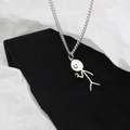 Dettaglio di una divertente collana con ciondolo stickman in acciaio inox argento - Collana Omino Stilizzato Cuore